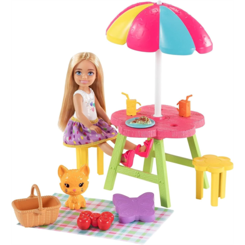 Barbie Chelsea Picnic Playset with Chelsea Doll (6-in Blonde), Pet Kitten, Picnic Table, Umbrella, Basket & Accessories, Gift for 3 to 7 Year Olds