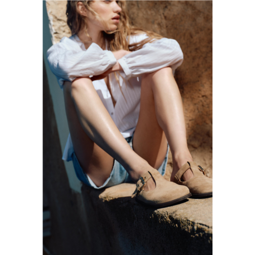 Zara BUCKLED SUEDE CLOGS