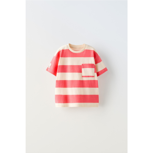 Zara Round neck T-shirt with short sleeves. Patch pocket at chest. Label applique at sleeve.