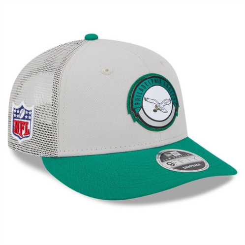 Mens New Era Cream/Kelly Green Philadelphia Eagles 2023 Sideline Historic Low Profile 9FIFTY Snapback Hat
