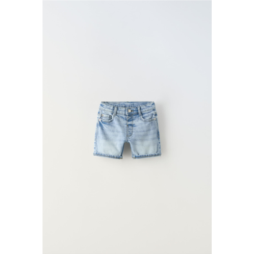 Zara Shorts with interior adjustable waistband and front button closure. Front pockets and back patch pockets. Cuffed.
