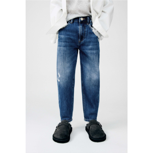 Zara Low rise jeans with adjustable interior waistband and front snap button closure. Five pockets. Ripped details.