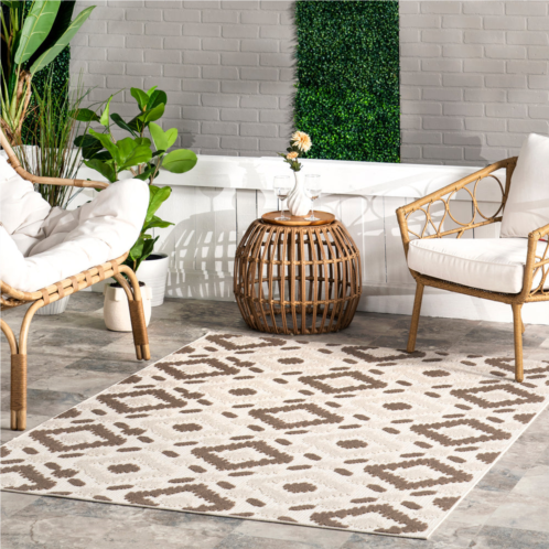 NuLOOM indoor/outdoor transitional labyrinth