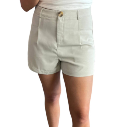 LE LIS front pleated shorts in natural