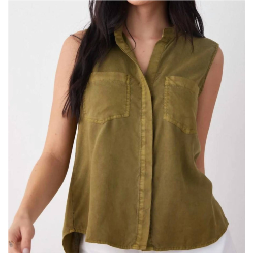 Bella Dahl sleeveless two pocket button down top in jungle green