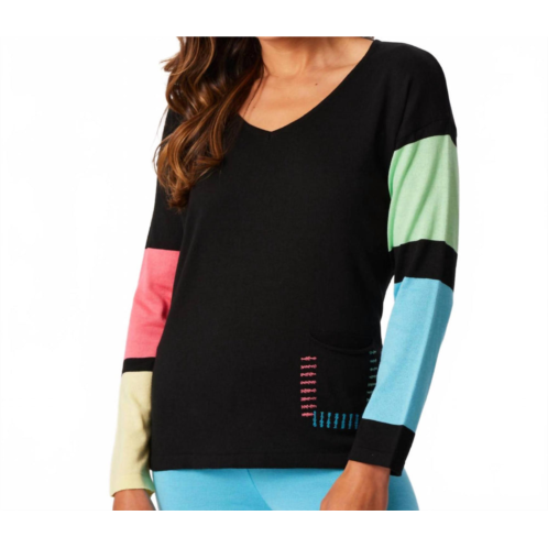 French kyss patch pocket v-neck top in black/multi