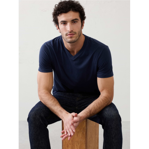 bananarepublic Standard-Fit Premium Wash V-Neck Shirt