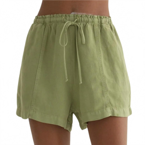 Bella Dahl womens seamed ruffle waist short in summer moss
