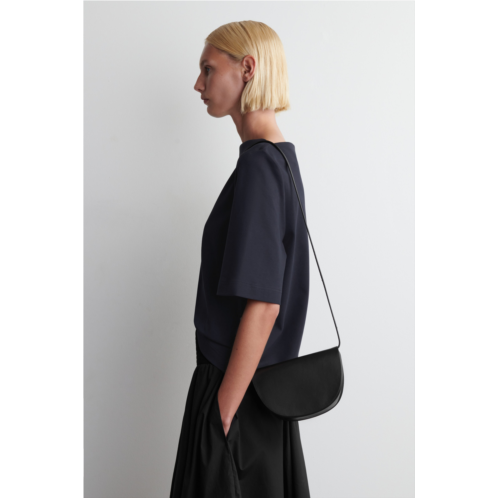 Cos CURVED CROSSBODY BAG - LEATHER Cos CURVED CROSSBODY BAG - LEATHER